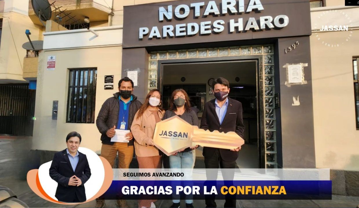 Terreno vendido en el distrito de Víctor Larco Herrera con firma en Notaría Paredes Haro, donde la Srta. Patricia recibe las llaves simbólicas acompañada por el equipo de JASSAN Bienes Raíces aplicando el Método ADI 2025.