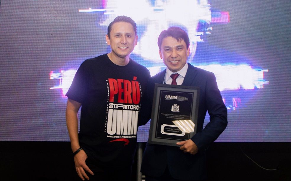 Ing. Jassan Guevara recibiendo reconocimiento internacional UMIN por marketing inmobiliario y el Método ADI 2025